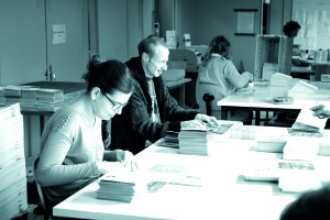 Salariés au service finition de l'entreprise adaptée HandiPRINT