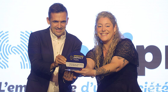 handi print imprimerie entreprise adaptée Cherbourg-en-Cotentin création graphique, impression offset, numérique et 3D, façonnage, signalétique, réalisation de calendriers, étiquettes adhésives en bobines, packaging, print management, routage, stockage, logistique, reconditionnement de téléphonie prestations sur sites industriels. performance économique inclusion personnes en situation de handicap. the big green salon événement RSE QVCT responsable RSE chargé d'affaires rencontres, tables rondes, ateliers thématiques, échanges accélérer la transformation vers des pratiques durables. Remise IMPACT Trophy, membres du jury nous ont décerné le trophée